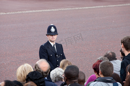 警察押解犯人摄影照片_英国警察观察人群