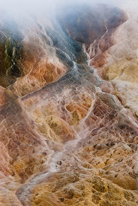 猛犸摄影照片_“美国怀俄明州帕克县黄石国家公园，帕莱特斯普林斯，猛犸温泉，石灰石、蒸汽和富含矿物质的小溪流的细节”