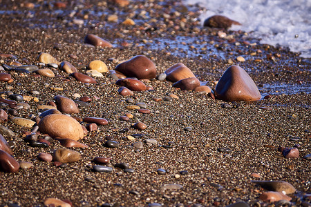 海滩岸边的一组岩石