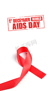 白色背景上的艾滋病意识红丝带。