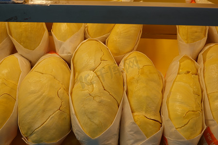 市场上出售的包装榴莲水果，包装中的黄色榴莲作为泰国的时令水果。