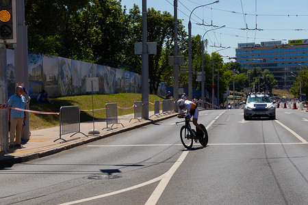 白俄罗斯明斯克-2019 年 6 月 25 日：来自塞浦路斯 Matsangos 的自行车手参加了 2019 年 6 月 25 日在白俄罗斯明斯克举行的第二届欧洲运动会的男子分体赛个人赛