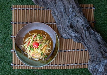 泰国木瓜辣沙拉或在陶瓷盘上称为 som tum。