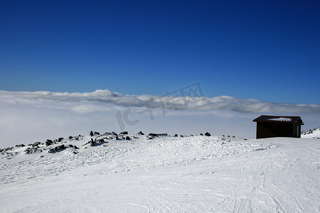 埃特纳火山上被雪覆盖的木屋