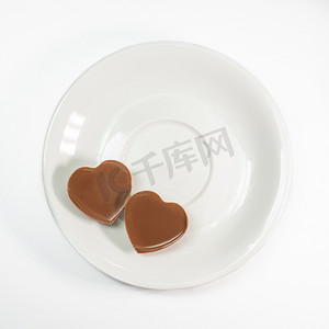 咖啡杯盘上的爱心形状巧克力