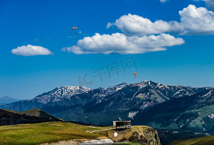 游览伞摄影照片_游览高加索山的格鲁吉亚部分