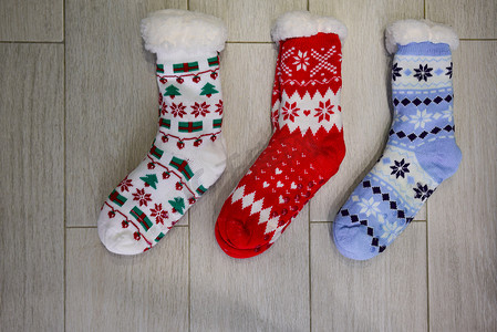 长袜子摄影照片_圣诞节或新年礼物和惊喜的亮色袜子