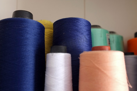 线轴上的彩色纱线、管上的纱线、棉线、羊毛线、亚麻线