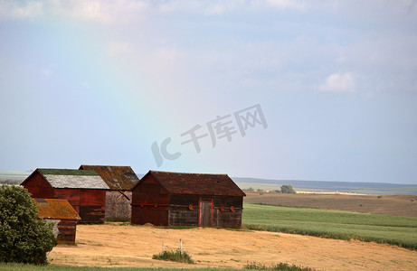 风景秀丽的萨斯喀彻温省旧粮仓后的彩虹