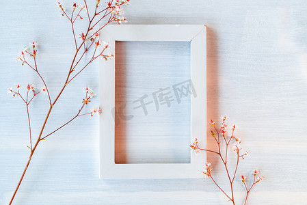 白色纹理背景上的白色木框，上面有小花 — 贺卡或邀请函的模板
