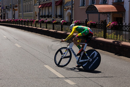 白俄罗斯明斯克 - 2019 年 6 月 25 日：来自立陶宛 Navardauskas 的自行车手参加了 2019 年 6 月 25 日在白俄罗斯明斯克举行的第二届欧洲运动会男子拆分开始个人赛