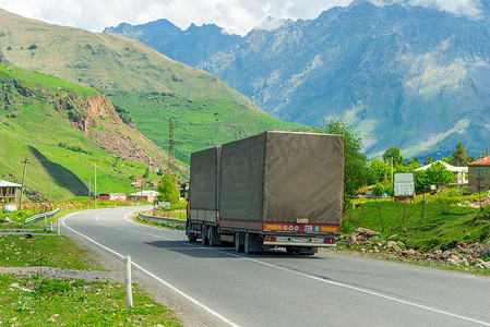 严禁载货摄影照片_高加索山区公路上载货的拖车