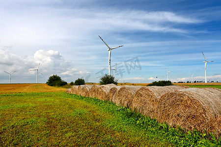 大风车风车摄影照片_稻草包和风力涡轮机