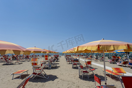 带太阳伞的躺椅在海滩上