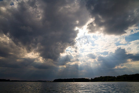 灰色水摄影照片_湖上多云的天气