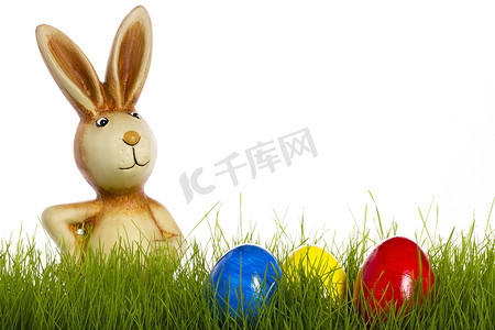 在草后的复活节兔子用复活节彩蛋
