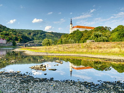 捷克共和国杰钦易北河干涸的河床。
