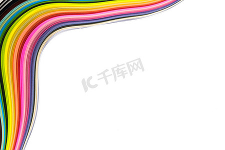 白色背景上的抽象彩色波浪卷曲彩虹条纸