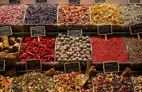 伊斯坦布尔香料集市的干茶、水果、香草、鲜花