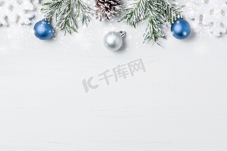 图平铺摄影照片_明亮的圣诞作文，设计空白 — 雪花、圣诞树枝和锥体、复制空间、文本位置、平铺