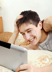 青少年与平板电脑