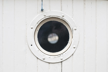 帆船大海摄影照片_帆船上的白色舷窗