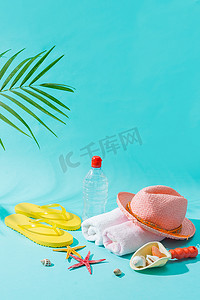 夏季海滩度假和蓝色背景上的配件。