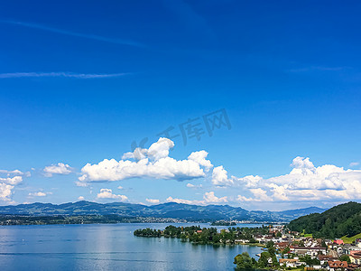 田园诗般的瑞士风景，瑞士里希特斯维尔的苏黎世湖景观，山脉，苏黎世湖的蓝水，天空作为夏季自然和旅游目的地，是风景艺术印刷品的理想选择