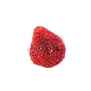 在白色背景的酥脆草莓。