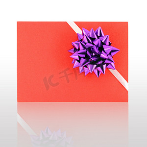 带紫色丝带蝴蝶结的礼品卡