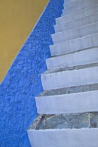 白色楼梯和蓝色墙壁