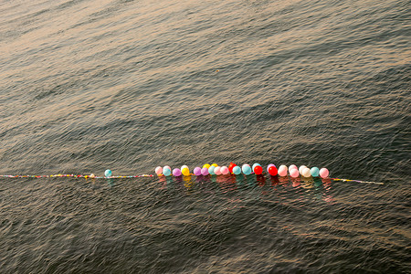 水气球摄影照片_气球作为水上目标