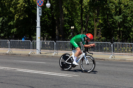动议摄影照片_白俄罗斯明斯克 — 2019年6月25日：2019年6月25日在白俄罗斯明斯克举行的第二届欧洲运动会上，来自爱尔兰的自行车手骑着Pinarello自行车参加了男子分体赛个人赛