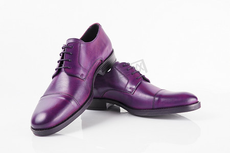 白色背景的男性紫色皮鞋，孤立的产品。