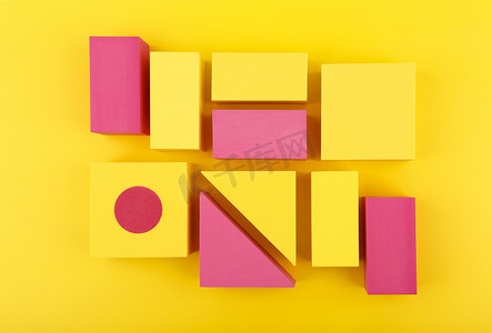 黄色背景上带有黄色和粉红色几何图形的抽象背景
