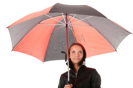 在红色和黑色雨伞下穿着黑色衣服的女人