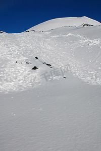 “埃特纳火山，被雪覆盖的西西里岛火山”