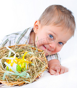 篮子里有复活节彩蛋的小男孩