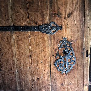 金属锁摄影照片_门上的旧金属锁，18 世纪