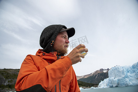在阿根廷埃尔卡拉法特的佩里托莫雷诺冰川喝冰川威士忌