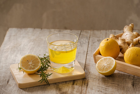 瓶装姜汁汽水或康普茶 — 自制柠檬和生姜有机益生菌饮料，复制空间。