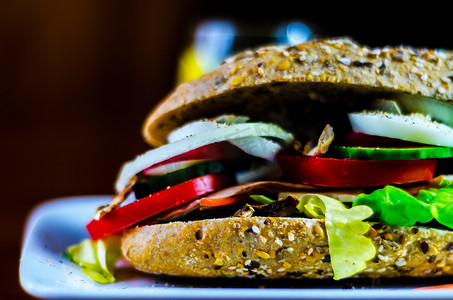 全麦三明治摄影照片_全麦三明治配火腿、番茄、蘑菇和鸡蛋、新鲜有机蔬菜