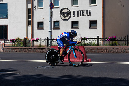 动议摄影照片_白俄罗斯明斯克-2019 年 6 月 25 日：来自法国的自行车手参加了 2019 年 6 月 25 日在白俄罗斯明斯克举行的第二届欧洲运动会的女子拆分开始个人赛