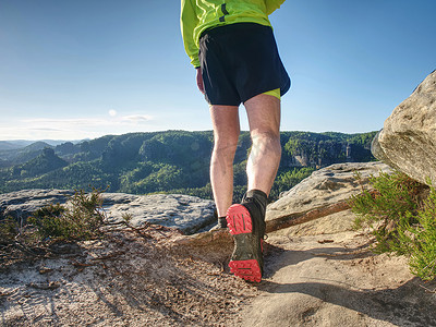 山地越野马拉松期间，跑步者在岩石中锻炼