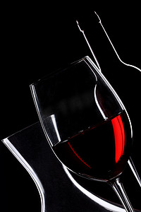 “红酒。瓶子、玻璃杯和醒酒器”