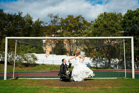足球场上的新郎新娘