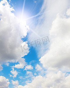 蓝色大气摄影照片_蓝色多云的天空