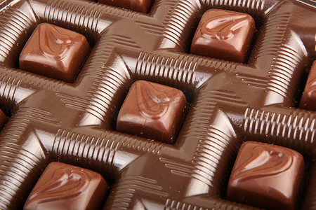 白色背景中堆积的巧克力糖