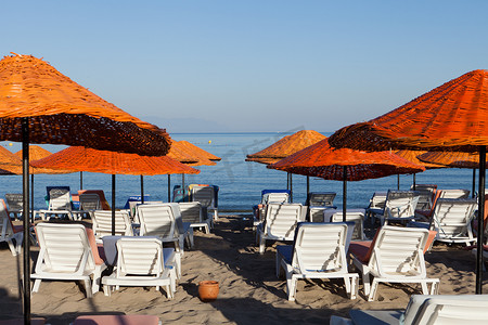 海边的沙滩躺椅和遮阳伞。