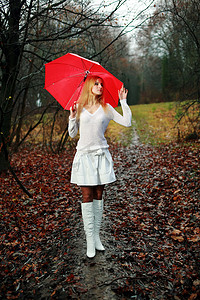 下雨打伞摄影照片_打伞的女人